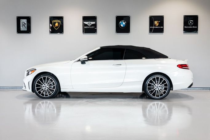 Подержанный Mercedes-Benz C-Class 300 V (W206), 2.0 л, 2023 в Дубае от C7 Motors Белый цвет. Американская | AUTO.AE