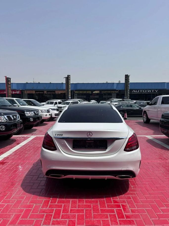 Подержанный Mercedes-Benz C-Class 200 IV (W205), 2.0 л, 2016 в Дубае от Lahbab Motors Белый цвет. GCC | AUTO.AE