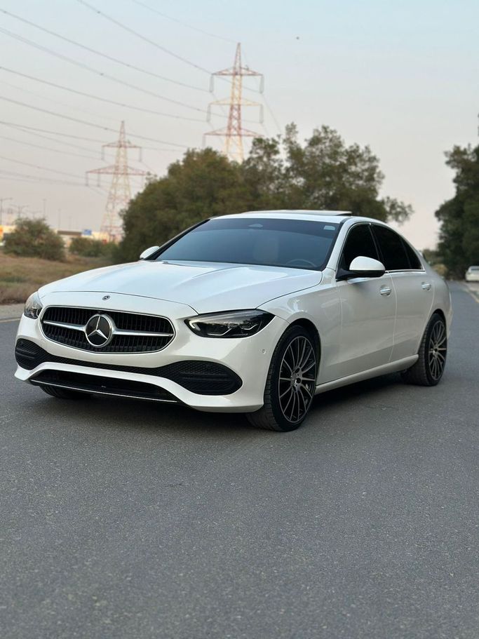 Подержанный Mercedes-Benz C-Class 300 V (W206), 2.0 л, 2022 в Дубае от Alzahiah Cars Белый цвет. Американская | AUTO.AE