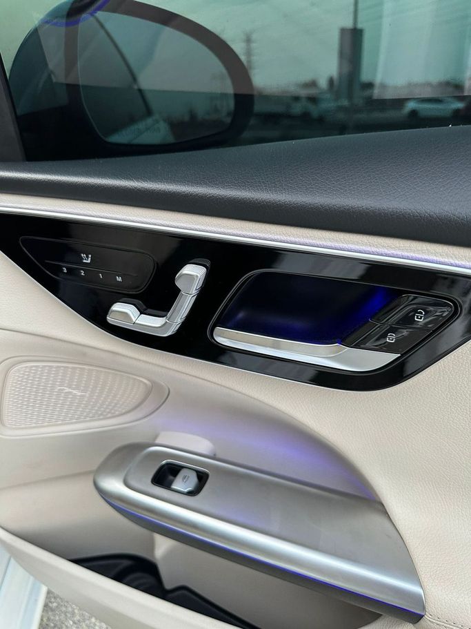 Подержанный Mercedes-Benz C-Class 300 V (W206), 2.0 л, 2022 в Дубае от Alzahiah Cars Белый цвет. Американская | AUTO.AE