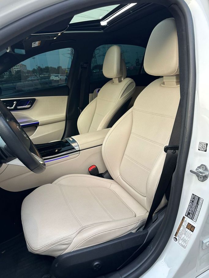 Подержанный Mercedes-Benz C-Class 300 V (W206), 2.0 л, 2022 в Дубае от Alzahiah Cars Белый цвет. Американская | AUTO.AE