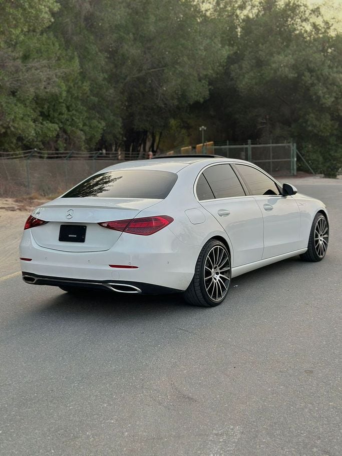 Подержанный Mercedes-Benz C-Class 300 V (W206), 2.0 л, 2022 в Дубае от Alzahiah Cars Белый цвет. Американская | AUTO.AE