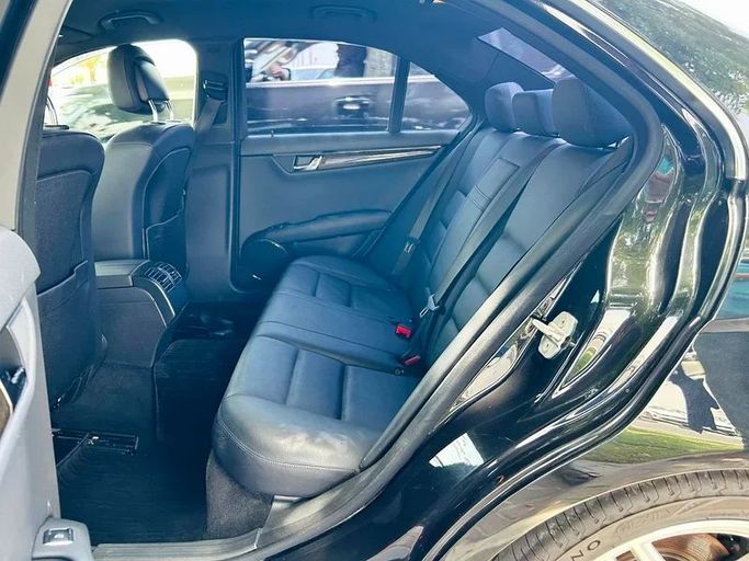 Подержанный Mercedes-Benz C-Class 300 III (W204), 3.5 л, 2010 в Дубае от Mirza Automobile FZE Черный цвет. Японская | AUTO.AE