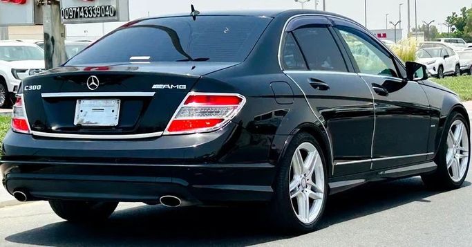 Подержанный Mercedes-Benz C-Class 300 III (W204), 3.5 л, 2010 в Дубае от Mirza Automobile FZE Черный цвет. Японская | AUTO.AE