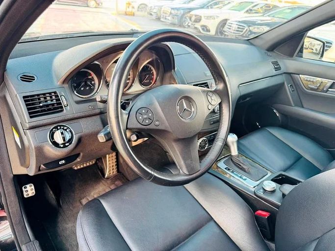 Подержанный Mercedes-Benz C-Class 300 III (W204), 3.5 л, 2010 в Дубае от Mirza Automobile FZE Черный цвет. Японская | AUTO.AE