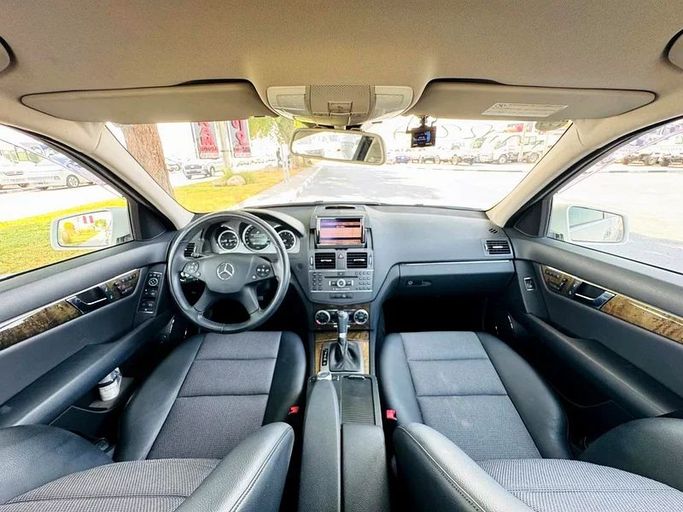 Подержанный Mercedes-Benz C-Class 300 III (W204), 3.5 л, 2010 в Дубае от Mirza Automobile FZE Белый цвет. Японская | AUTO.AE