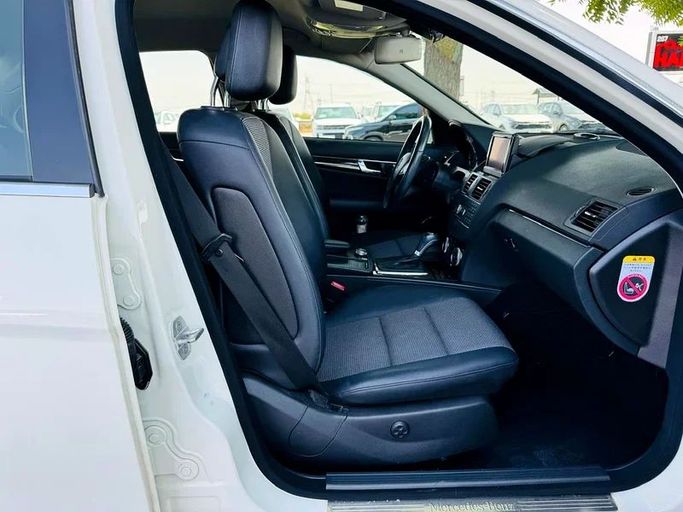 Подержанный Mercedes-Benz C-Class 300 III (W204), 3.5 л, 2010 в Дубае от Mirza Automobile FZE Белый цвет. Японская | AUTO.AE