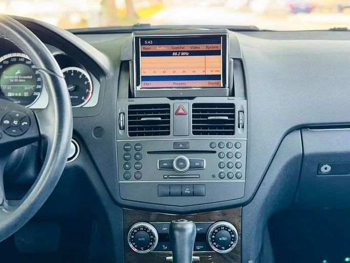 Подержанный Mercedes-Benz C-Class 300 III (W204), 3.5 л, 2010 в Дубае от Mirza Automobile FZE Белый цвет. Японская | AUTO.AE