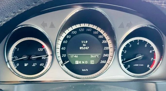 Подержанный Mercedes-Benz C-Class 300 III (W204), 3.5 л, 2010 в Дубае от Mirza Automobile FZE Белый цвет. Японская | AUTO.AE