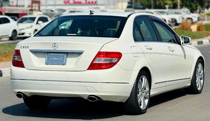 Подержанный Mercedes-Benz C-Class 300 III (W204), 3.5 л, 2010 в Дубае от Mirza Automobile FZE Белый цвет. Японская | AUTO.AE