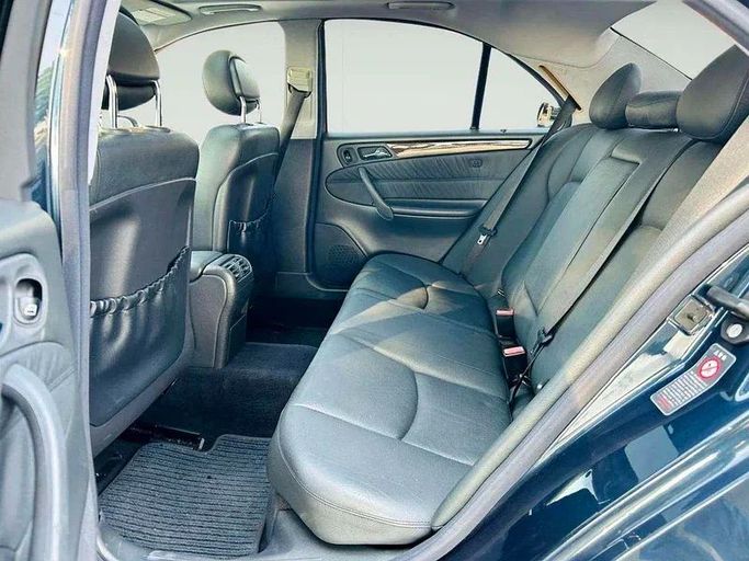 Подержанный Mercedes-Benz C-Class 200 II (W203), 1.8 л, 2002 в Дубае от Mirza Automobile FZE Черный цвет. Японская | AUTO.AE