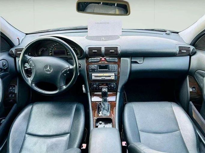 Подержанный Mercedes-Benz C-Class 200 II (W203), 1.8 л, 2002 в Дубае от Mirza Automobile FZE Черный цвет. Японская | AUTO.AE