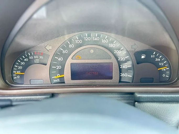 Подержанный Mercedes-Benz C-Class 200 II (W203), 1.8 л, 2002 в Дубае от Mirza Automobile FZE Черный цвет. Японская | AUTO.AE