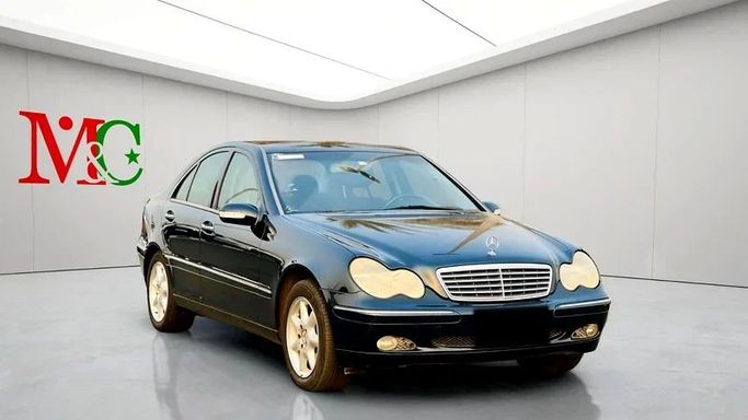 Подержанный Mercedes-Benz C-Class 240 II (W203), 2.6 л, 2002 в Дубае от Mirza Automobile FZE Черный цвет. Японская | AUTO.AE