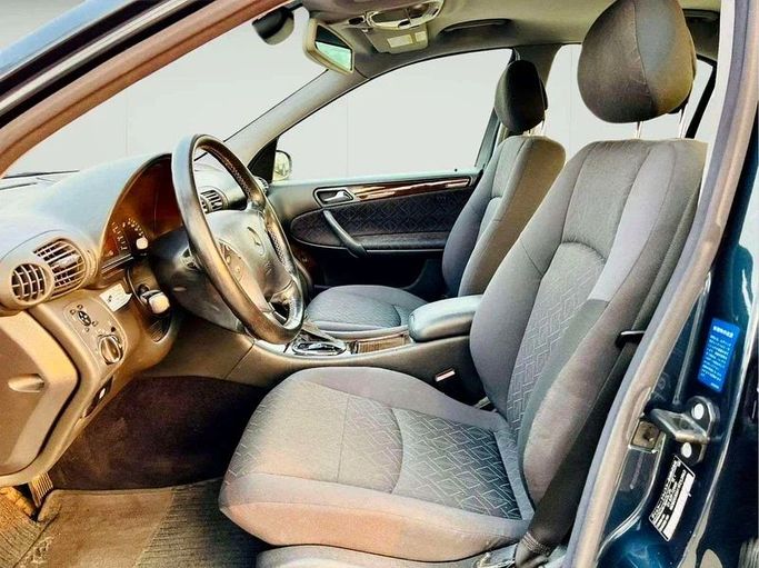 Подержанный Mercedes-Benz C-Class 240 II (W203), 2.6 л, 2002 в Дубае от Mirza Automobile FZE Черный цвет. Японская | AUTO.AE