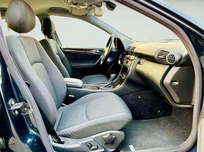 Подержанный Mercedes-Benz C-Class 240 II (W203), 2.6 л, 2002 в Дубае от Mirza Automobile FZE Черный цвет. Японская | AUTO.AE