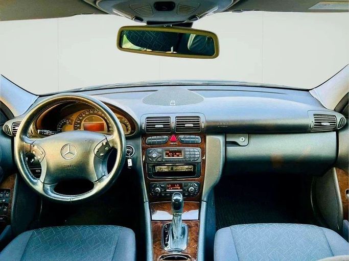 Подержанный Mercedes-Benz C-Class 240 II (W203), 2.6 л, 2002 в Дубае от Mirza Automobile FZE Черный цвет. Японская | AUTO.AE