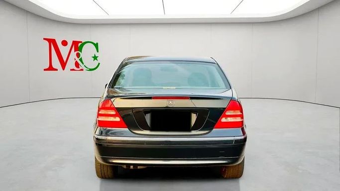 Подержанный Mercedes-Benz C-Class 240 II (W203), 2.6 л, 2002 в Дубае от Mirza Automobile FZE Черный цвет. Японская | AUTO.AE