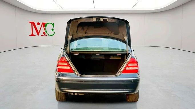 Подержанный Mercedes-Benz C-Class 240 II (W203), 2.6 л, 2002 в Дубае от Mirza Automobile FZE Черный цвет. Японская | AUTO.AE
