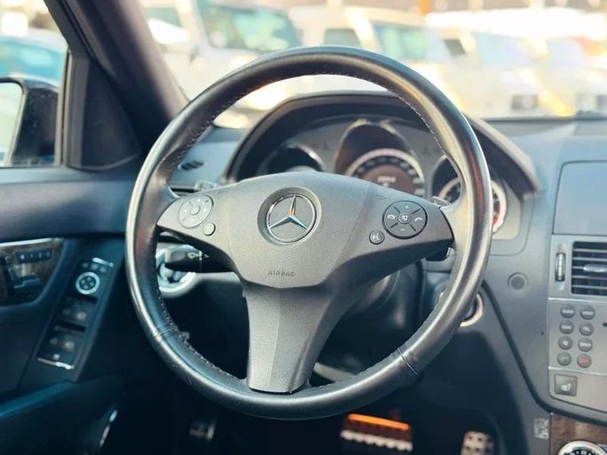 Подержанный Mercedes-Benz C-Class 300 III (W204), 3.5 л, 2010 в Дубае от Mirza Automobile FZE Черный цвет. Японская | AUTO.AE