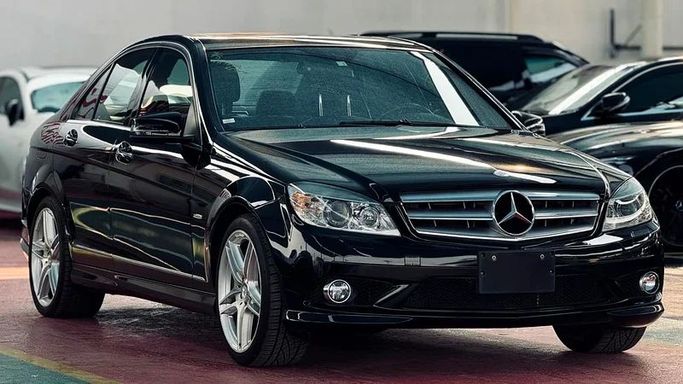 Подержанный Mercedes-Benz C-Class 300 III (W204), 3.5 л, 2010 в Дубае от Mirza Automobile FZE Черный цвет. Японская | AUTO.AE
