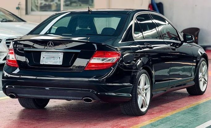 Подержанный Mercedes-Benz C-Class 300 III (W204), 3.5 л, 2010 в Дубае от Mirza Automobile FZE Черный цвет. Японская | AUTO.AE