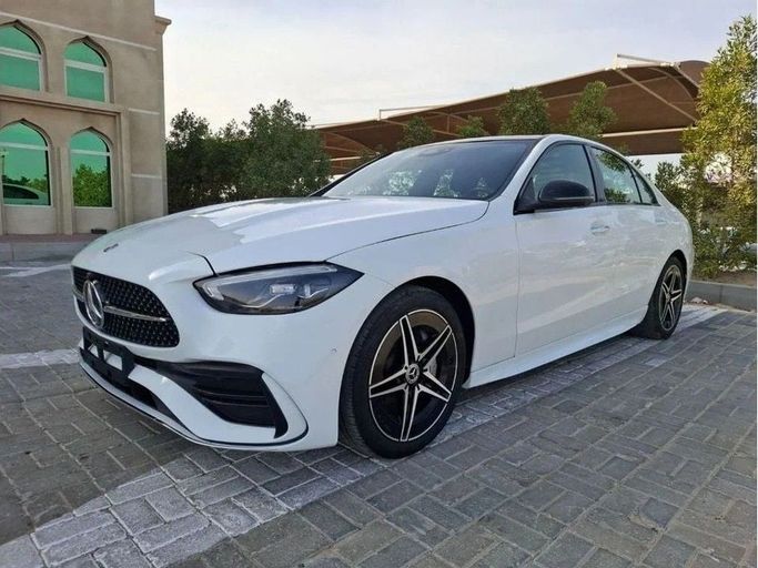 Подержанный Mercedes-Benz C-Class 300 V (W206), 2.0 л, 2023 в Дубае от Barkat Alrahmen Motors Белый цвет. Американская | AUTO.AE