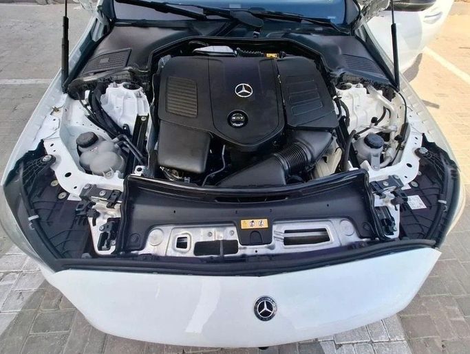Подержанный Mercedes-Benz C-Class 300 V (W206), 2.0 л, 2023 в Дубае от Barkat Alrahmen Motors Белый цвет. Американская | AUTO.AE