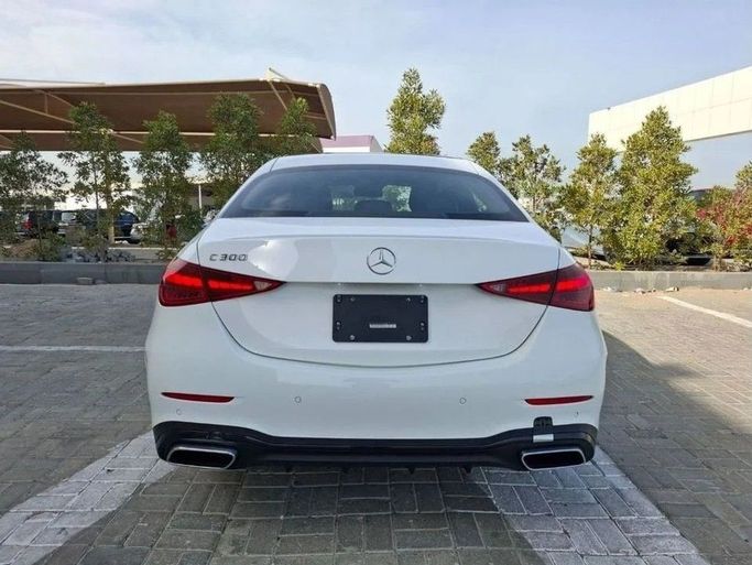 Подержанный Mercedes-Benz C-Class 300 V (W206), 2.0 л, 2023 в Дубае от Barkat Alrahmen Motors Белый цвет. Американская | AUTO.AE