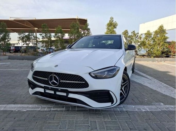 Подержанный Mercedes-Benz C-Class 300 V (W206), 2.0 л, 2023 в Дубае от Barkat Alrahmen Motors Белый цвет. Американская | AUTO.AE