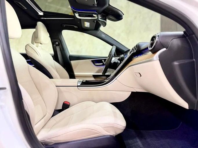 Подержанный Mercedes-Benz C-Class 300 V (W206), 2.0 л, 2023 в Дубае от Empire Motors Белый цвет. Американская | AUTO.AE