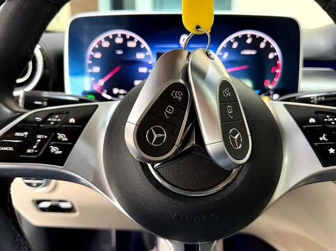 Подержанный Mercedes-Benz C-Class 300 V (W206), 2.0 л, 2023 в Дубае от Empire Motors Белый цвет. Американская | AUTO.AE