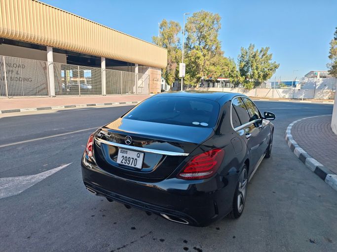 مستعملة Mercedes-Benz C-Class 200 IV (W205), 2.0 l, 2016 في في دبي، اللون أسود. المواصفات اليابانية | AUTO.AE