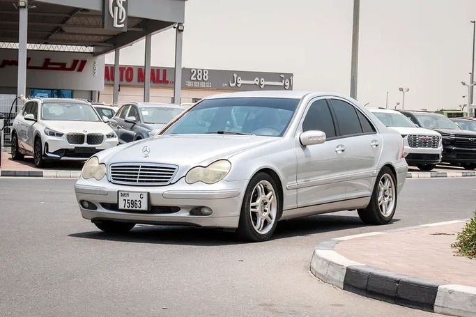 Подержанный Mercedes-Benz C-Class 240 II (W203), 2.6 л, 2001 в Дубае от Tokuso Motors FZCO Серебристый цвет. Японская | AUTO.AE