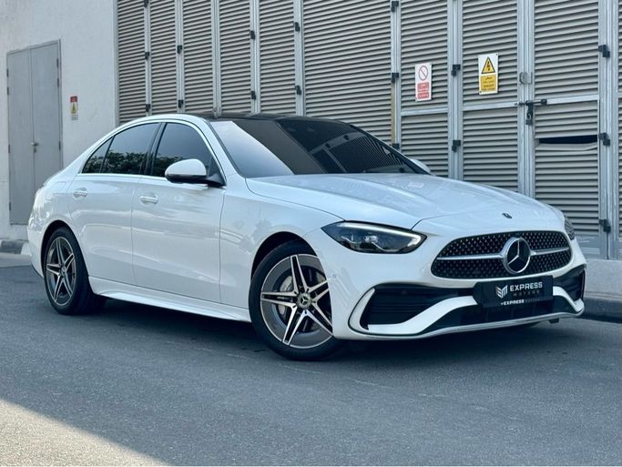 مستعملة Mercedes-Benz C-Class 200 V (W206), 1.5 l, 2025 في في دبي من Express Motors، اللون أبيض. المواصفات الكورية | AUTO.AE
