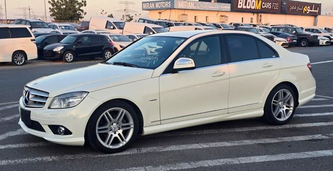 مستعملة Mercedes-Benz C-Class 250 III (W204), 2.5 l, 2008 في في دبي من HAROON SHARIF MOTORS، اللون أبيض. المواصفات اليابانية | AUTO.AE