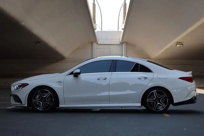 Mercedes-Benz CLA 200 II (C118, X118) Рестайлинг, 2023 седан эконом класса в Дубае от Alligator Car Rental белый цвет | AUTO.AE