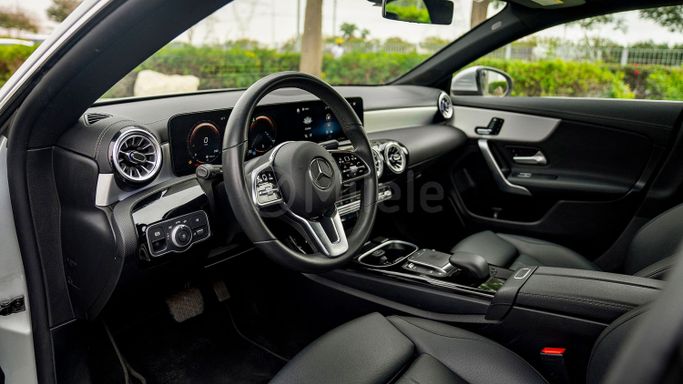 Подержанный Mercedes-Benz CLA 250 II (C118, X118) Рестайлинг, 2.0 л, 2023 в Дубае от Milele Белый цвет. Other | AUTO.AE