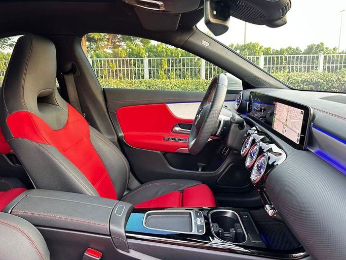 Подержанный Mercedes-Benz CLA 250 II (C118, X118) Рестайлинг, 2.0 л, 2024 в Дубае от Express Motors Белый цвет. Корейская | AUTO.AE