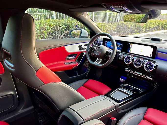 Подержанный Mercedes-Benz CLA 250 II (C118, X118) Рестайлинг, 2.0 л, 2024 в Дубае от Express Motors Белый цвет. Корейская | AUTO.AE