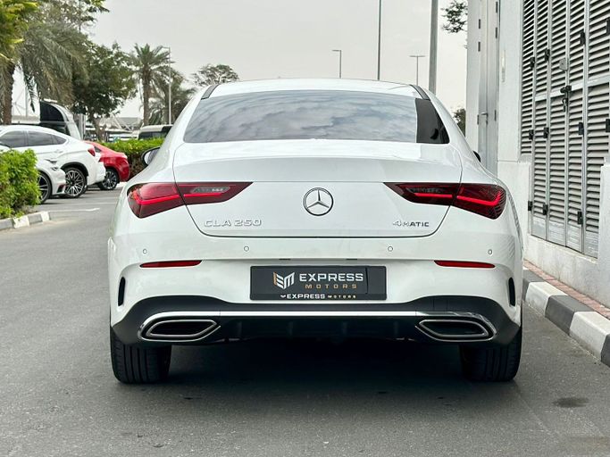 Подержанный Mercedes-Benz CLA 250 II (C118, X118) Рестайлинг, 2.0 л, 2024 в Дубае от Express Motors Белый цвет. Корейская | AUTO.AE