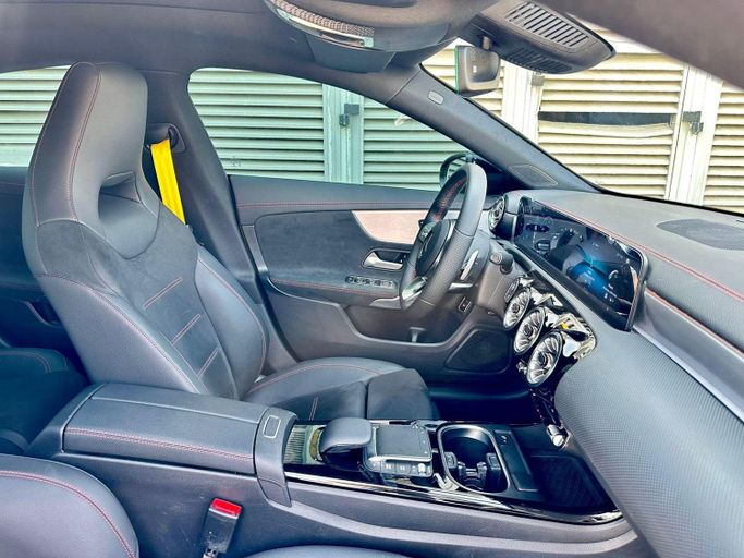 Подержанный Mercedes-Benz CLA 250 II (C118, X118), 2.0 л, 2021 в Дубае от Express Motors Желтый цвет. Корейская | AUTO.AE