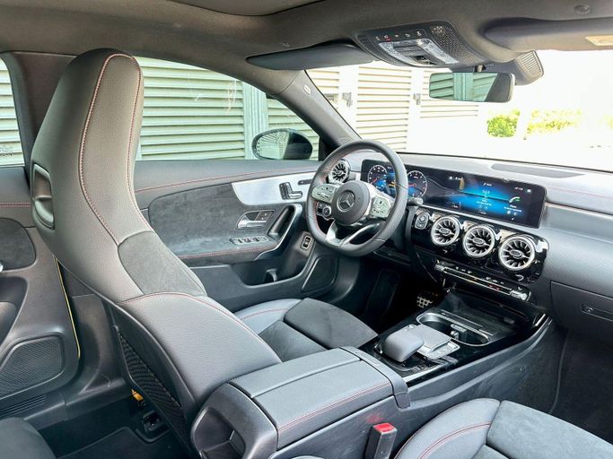 Подержанный Mercedes-Benz CLA 250 II (C118, X118), 2.0 л, 2021 в Дубае от Express Motors Желтый цвет. Корейская | AUTO.AE