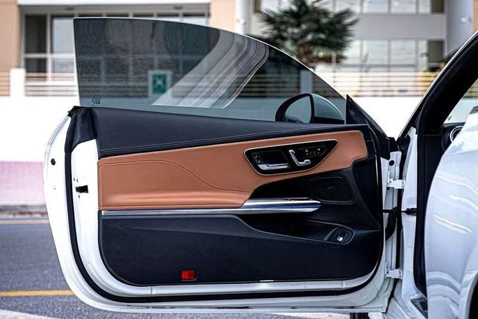 Подержанный Mercedes-Benz CLE 200, 2.0 л, 2025 в Дубае от MBA Motors Белый цвет. Other | AUTO.AE