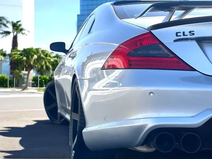 Подержанный Mercedes-Benz CLS AMG 55 AMG I (C219), 5.4 л, 2005 в Дубае от Andaleeb Cars Серебристый цвет. Японская | AUTO.AE