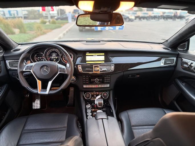 Подержанный Mercedes-Benz CLS AMG 63 AMG II (W218), 5.5 л, 2011 в Дубае от Japan Motors Серебристый цвет. Other | AUTO.AE