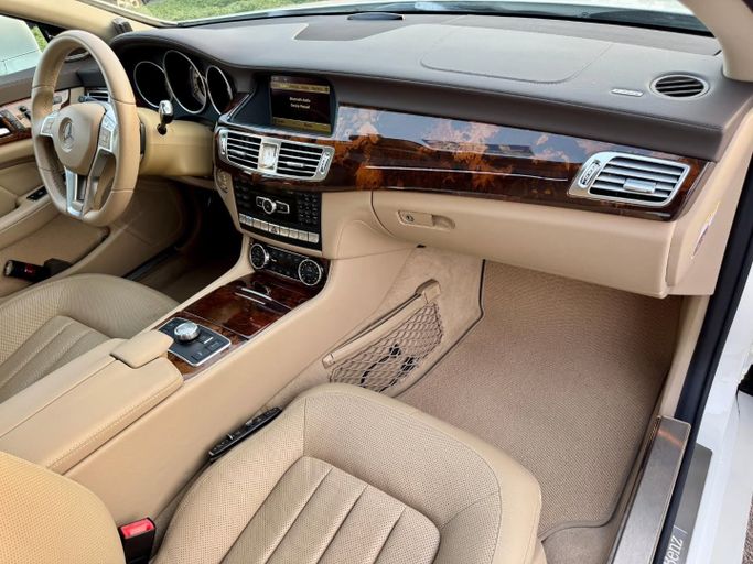 Подержанный Mercedes-Benz CLS 550 II (C218), 4.7 л, 2012 в Дубае от Saeed Auto Белый цвет. Японская | AUTO.AE