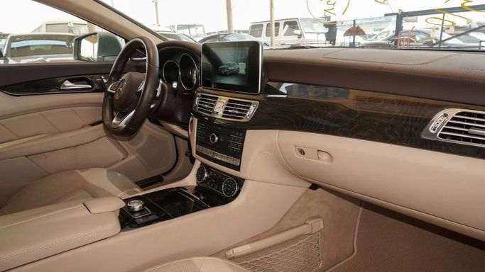 Подержанный Mercedes-Benz CLS 550 II (C218) Рестайлинг, 4.7 л, 2015 в Дубае от Ibitisam Motors Серебристый цвет.  | AUTO.AE