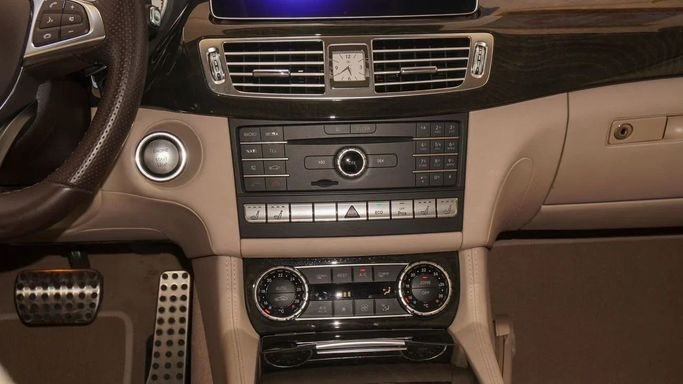 Подержанный Mercedes-Benz CLS 550 II (C218) Рестайлинг, 4.7 л, 2015 в Дубае от Ibitisam Motors Серебристый цвет.  | AUTO.AE