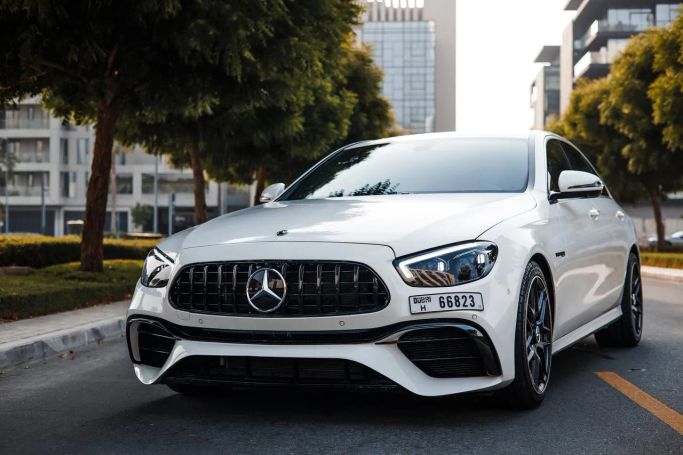 Mercedes-Benz E-Class AMG 63 AMG عملية شد الوجه V (W213), 2020  سيدان للتأجير في في دبي من Royal Dream، اللون أبيض | AUTO.AE